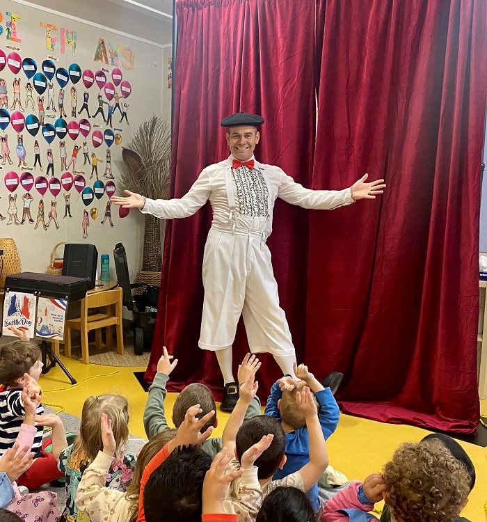 Chris presenting his Bastille Day program with engaged children